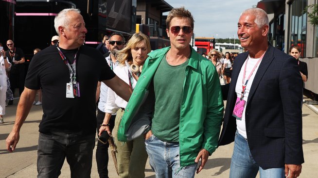 Брад Пит отново прикова погледите с визията си