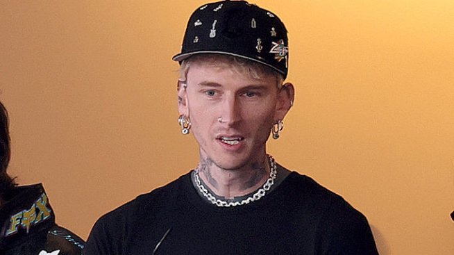 Внимание: Machine Gun Kelly разкри ужасяващ страничен ефект от последната си татуировка