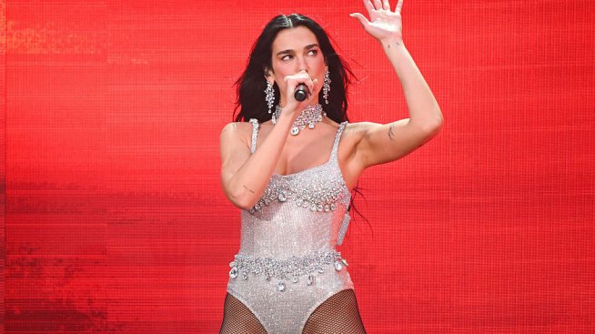 Дуа Липа посрещна 30-ия си рожден ден със секси рокля