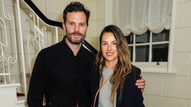 Джейми Дорнан направи рядка поява със сияещата си съпруга Амелия Уорнър