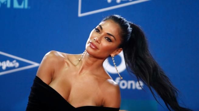 Никол Шерцингер на коледен базар с Том