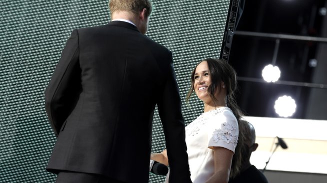 Бивш иконом в двореца: Меган Маркъл и принц Хари забиват нож в гърбовете на роднините си