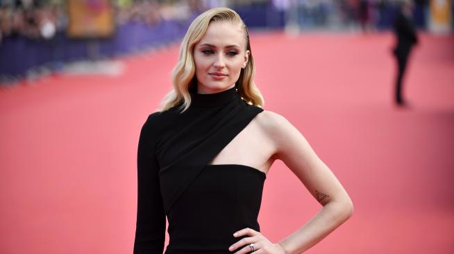 Софи Търнър атакува папараци, заснели дъщеря ѝ без позволение