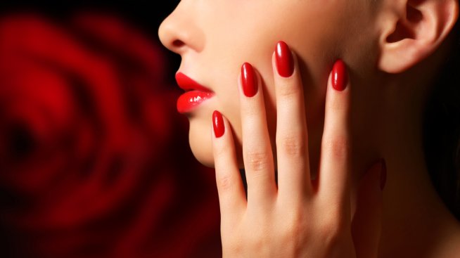 Летен маникюр - 6 лесни идеи с червен цвят