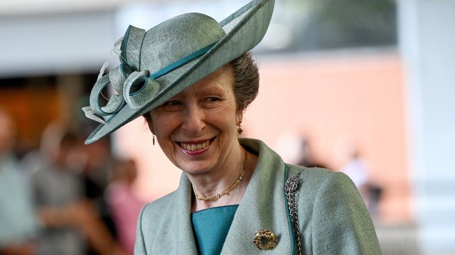 Принцеса Ан наследи перли на Елизабет Втора 