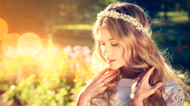 Прически за лятото: Бижутата в косата се завръщат