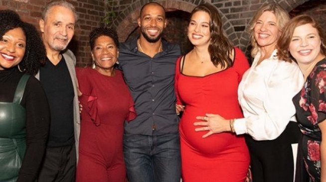 Ашли Греъм с бебешко парти 