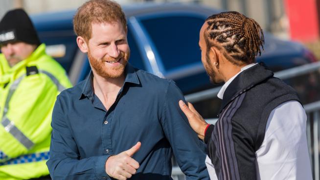 Принц Хари си пусна конска опашка