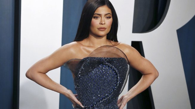 След раждането – Кайли Дженър отново във фитнеса 