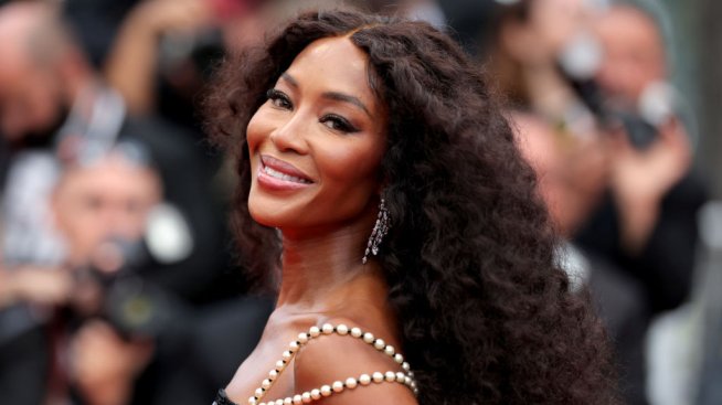 Наоми Кембъл сподели рядка плажна снимка с двете си деца