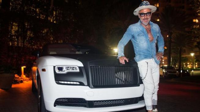 Танцуващият милионер с празнична фотосесия с бебето