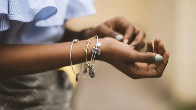 Видове златни гривни за зимния сезон