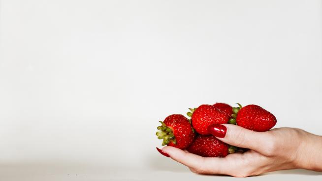 Ягодов маникюр – 4 идеи, които да пробвате 