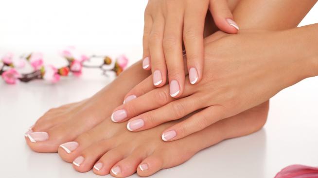 Микро френски маникюр – тенденция в ноктите за 2021 г. 