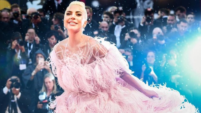 Фен хвърли Лейди Гага от сцената