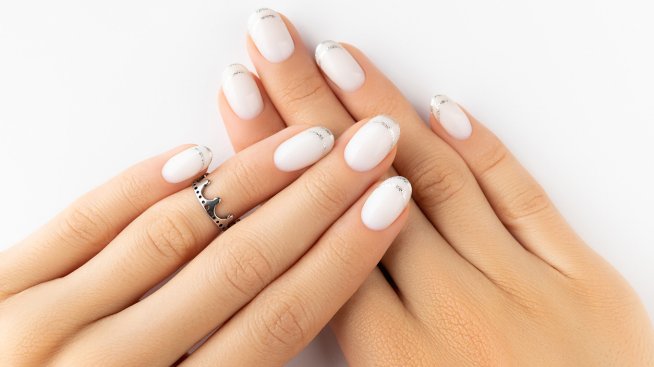 Зимен маникюр – 7 идеи за снежнобели нокти за новата година