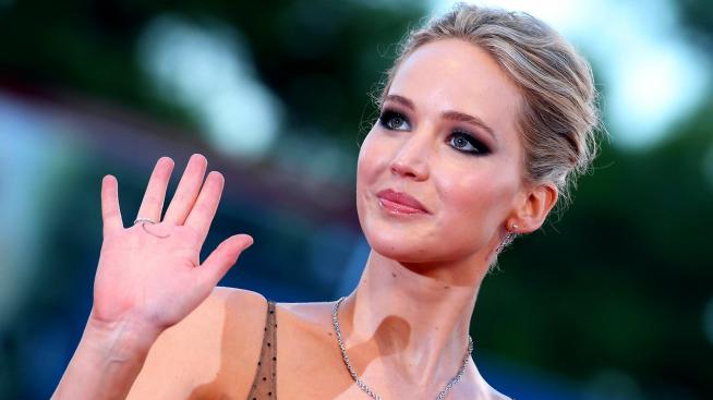 Мода есен-зима 2020: Дженифър Лорънс показва как се носи жилетка 