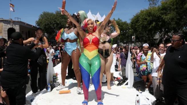 Карди Би – стилна, дори с тоалет за 25 долара