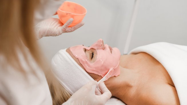 Маска за лице с розова глина –  кои са нейните предимства за кожата?