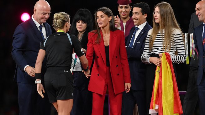 Вдъхновение: Испанската кралица Летисия в червен костюм като на Кейт Мидълтън