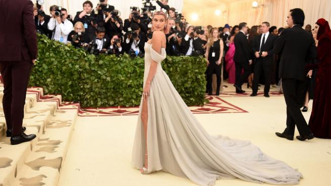 7 дни, 7 тоалета: Хейли Бийбър ни показва седмичния си гардероб