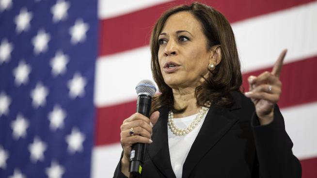 Камала Харис и нейните бижута – защо носи перли?