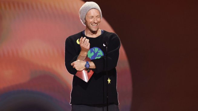 Любов пред очите на целия свят – Крис Мартин със серенада за Дакота Джонсън