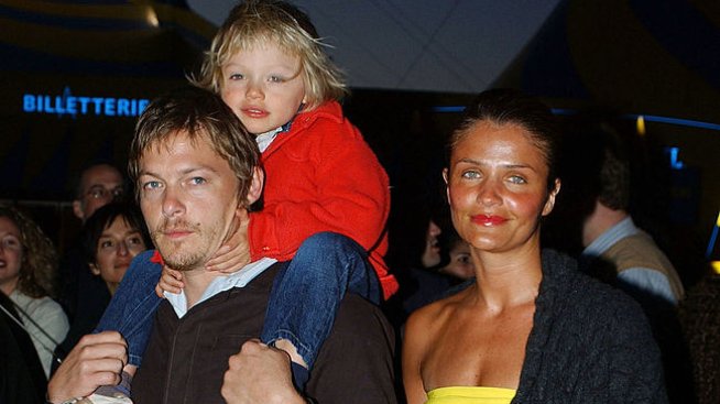 25-годишният син на Хелена Кристенсен е обвинен в пет престъпления