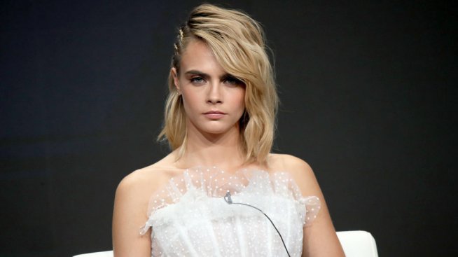 Кара Делевин се съблече в магазин