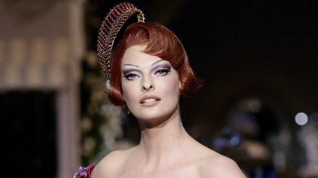 Обезобразена: Линда Еванджелиста завежда дело срещу пластични хирурзи