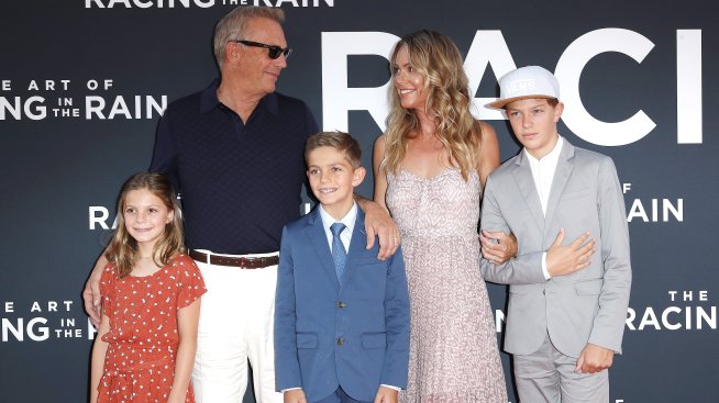 Съпругата на Кевин Костнър, която го напусна, иска от него 250 хиляди долара на месец