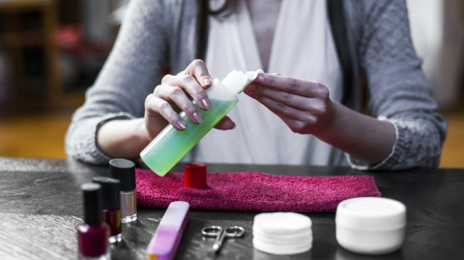 Лакочистител с ацетон - безопасен ли е за вашите нокти и кожа?