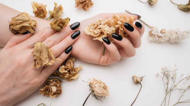 Нов маникюр – готически стил за Свети Валентин