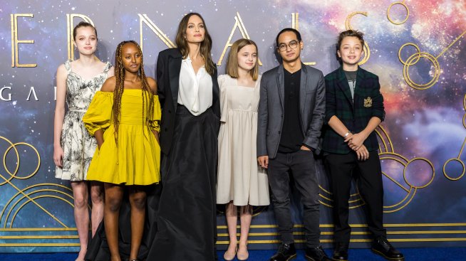 Брад Пит е убеден, че Анджелина използва децата им за реклама