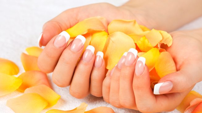 Нов маникюр – изпробвайте стъклените френски нокти