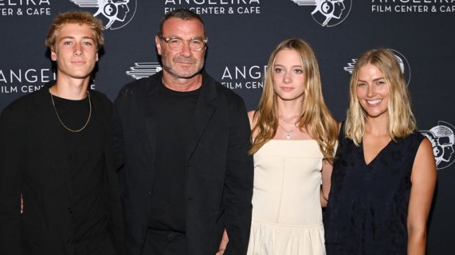 Децата на Наоми Уотс – Саша и Кай, минаха по червения килим с баща си Лив Шрайбър 