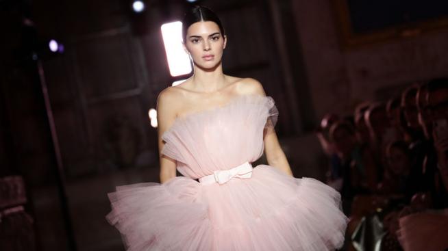 Стилът на звездите: Кендъл Дженър с интересен тоалет за плажа