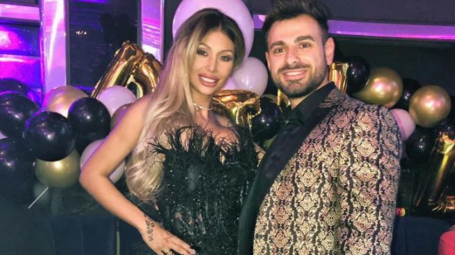 Джулиана Гани разряза черна торта за рождения ден 