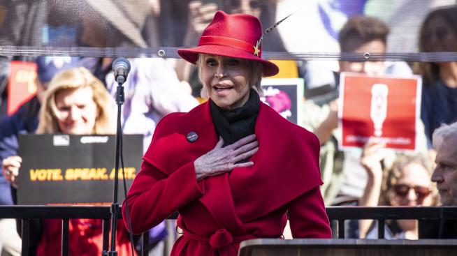 Джейн Фонда с почетната награда „Сесил Демил“