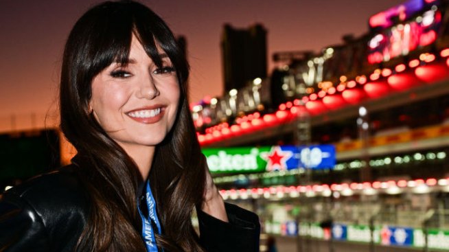 Нина Добрев демонстрира как сами можете да си подстрижете бретона у дома