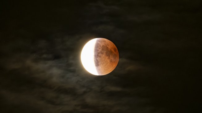 4 зодии, които затварят глава от живота си по време на лунното затъмнение в Дева