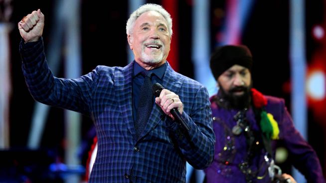 Сър Том Джоунс: Яко е да си на 80, взимаш пръв ваксина