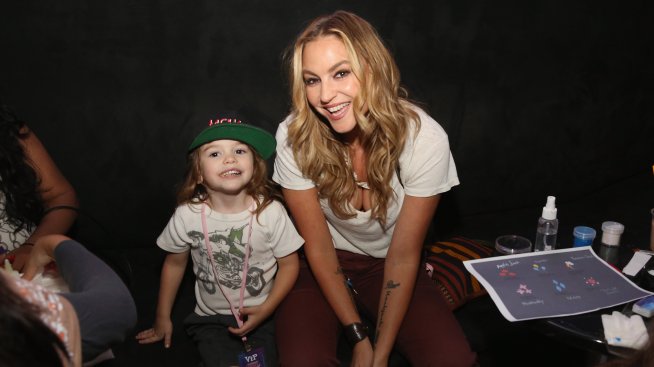 Дера де Маттео шокира света: 13-годишният ми син обработва снимките ми за OnlyFans