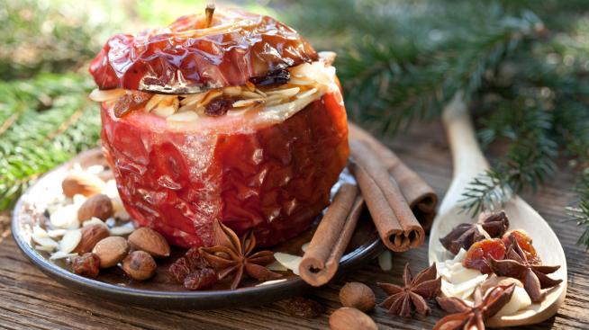 Печени ябълки с орехи и канела – как да ги приготвите? 