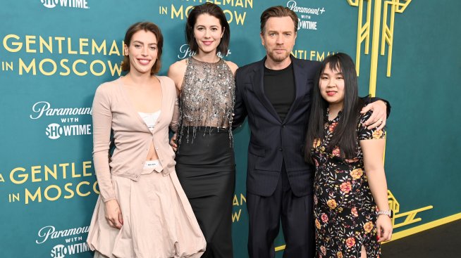 Юън Макгрегър доведе съпругата и дъщерите си на червения килим