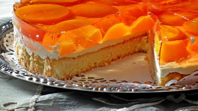 Сладкиш с праскови и желатин – как да го приготвите? 