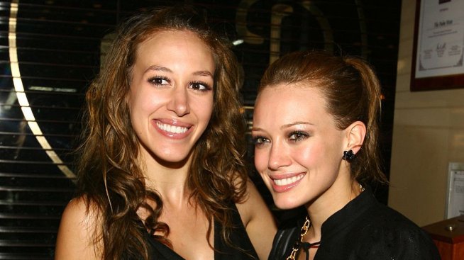 Семейна вражда – Хилари Дъф намекна за „семейна драма“ със сестра си Хейли