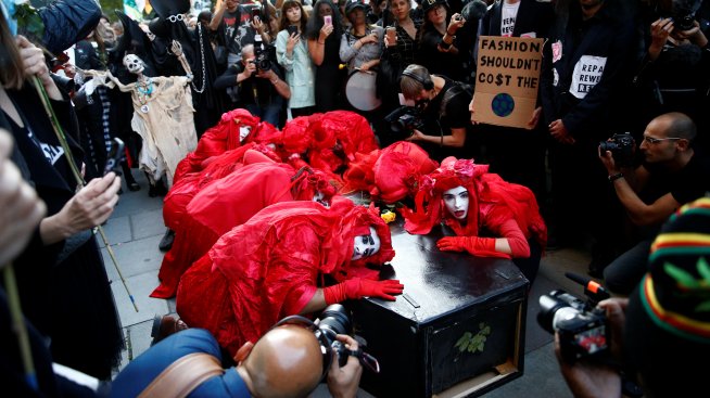 Активисти „погребаха“ Седмицата на модата в Лондон