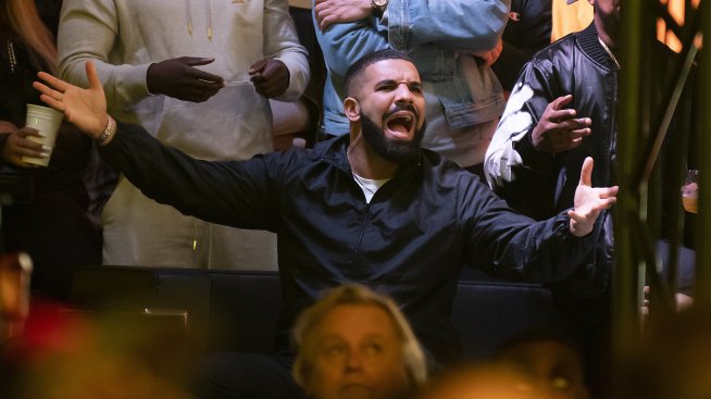 Дрейк се похвали с розов маникюр