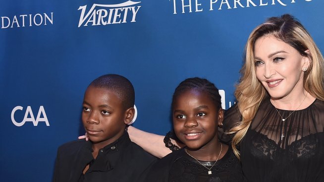 Семейна приказка – Мадона като любяща майка на прекрасните си осиновени деца